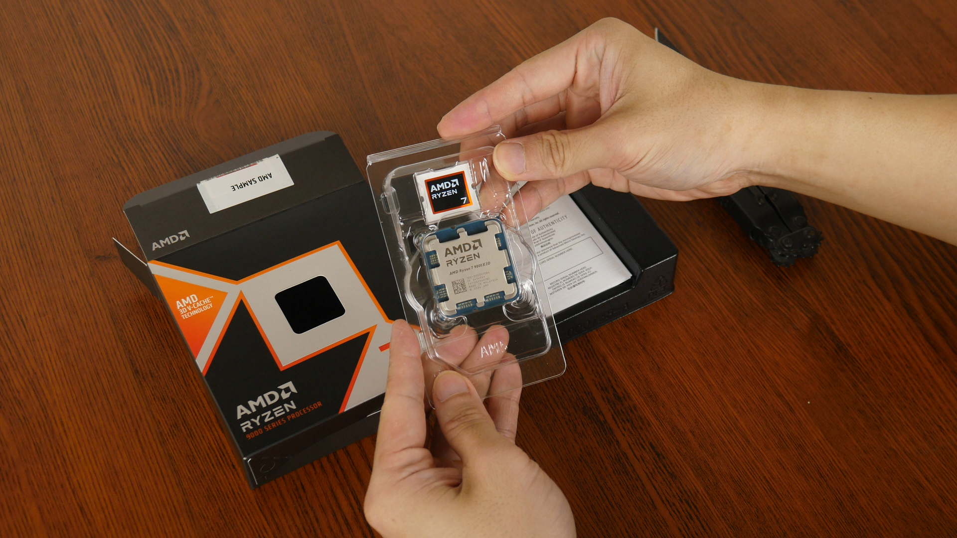 AMD Ryzen 7 9800X3D Packaging (Contents)