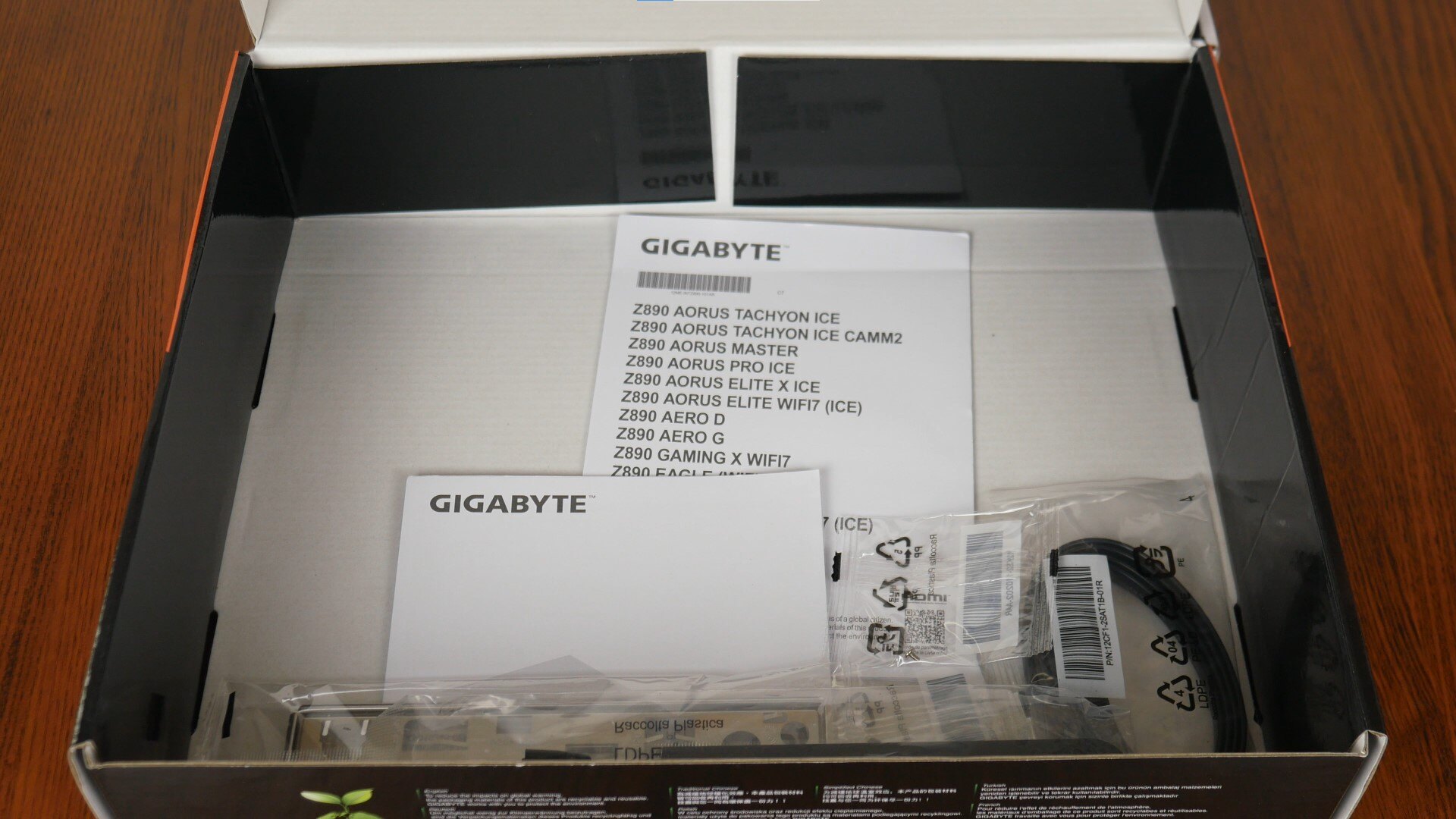 Gigabyte Z890 UD WIFI6E Accessories