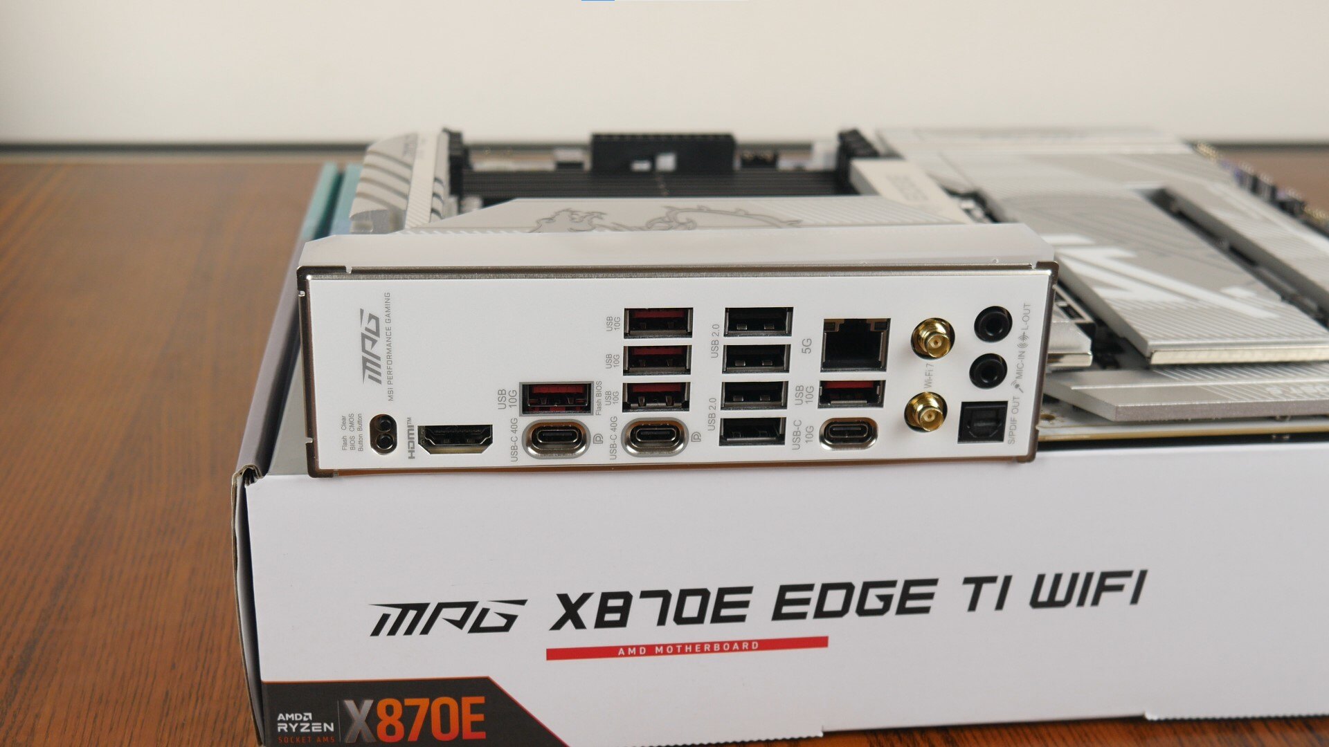 MSI MPG X870E EDGE TI WIFI Rear IO