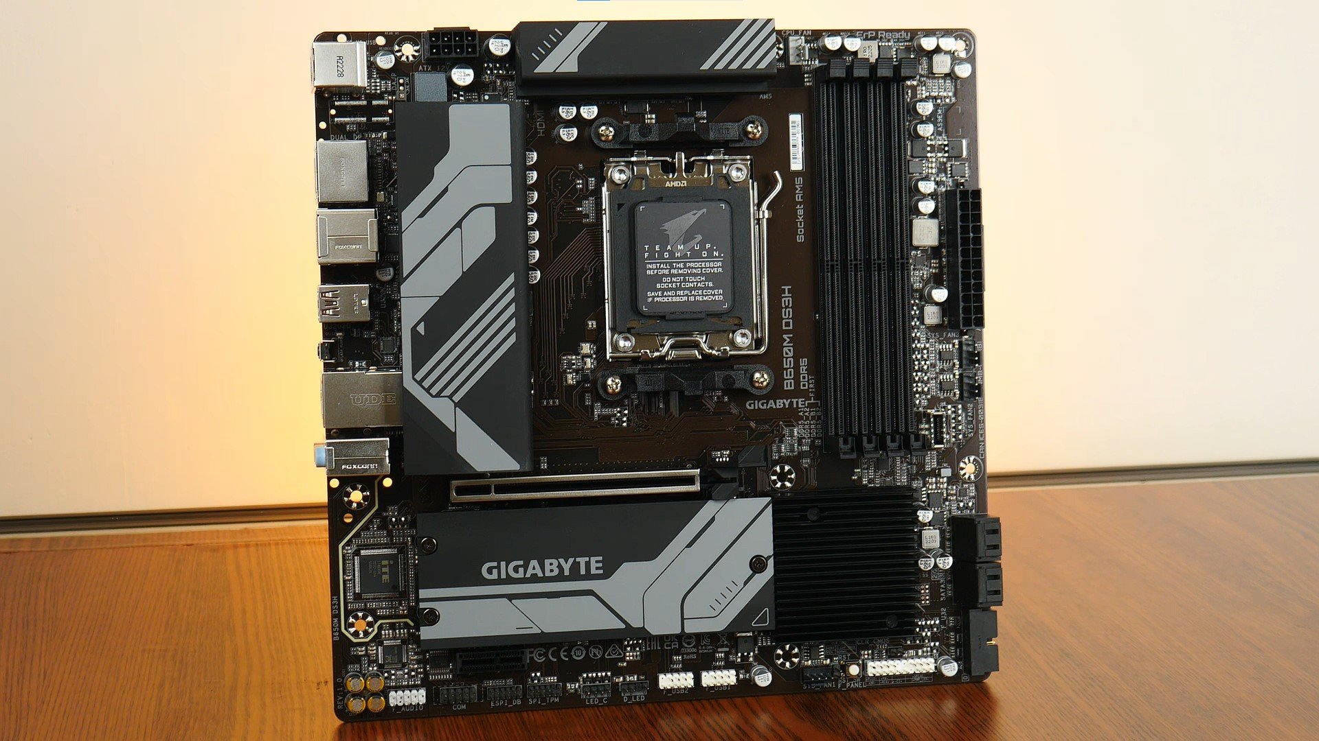 Entry-level AMD B650 Motherboard - Gigabyte B650M DS3H Unboxing